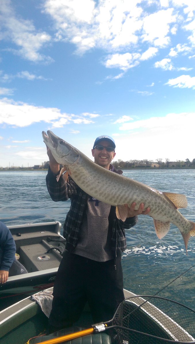 BurkeeFishing's tweet photo. What a day on the water fishing for walleye... https://t.co/sqMwt0Ld6n
