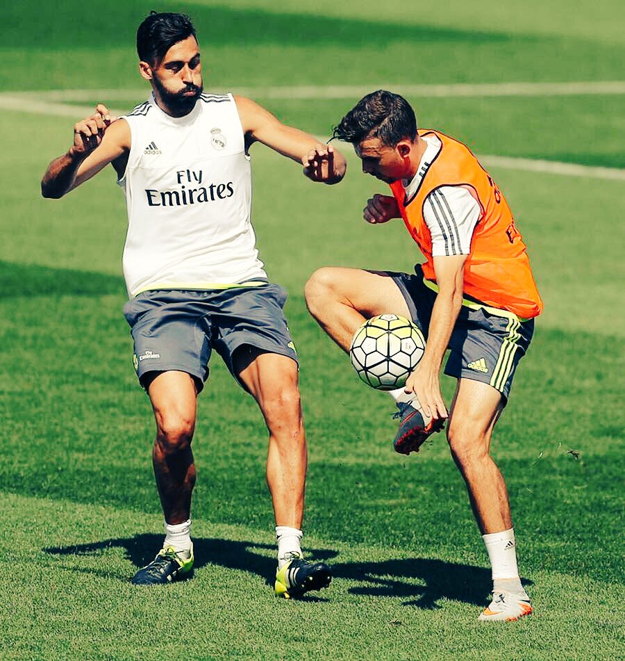 Mayoral_Borja's tweet photo. Gracias por todo @aarbeloa17 espejo donde mirarnos los canteranos de trabajo diario y progresión. Preciosa despedida https://t.co/XObRPZOqVB