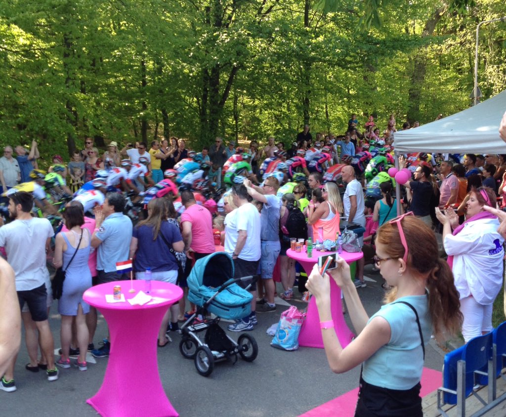 Top #GIRO Vanaf VIP tribune Monnikensteeg Arnhem, super georganiseerd met hapje en drankje!! Uniek om mee te maken!!