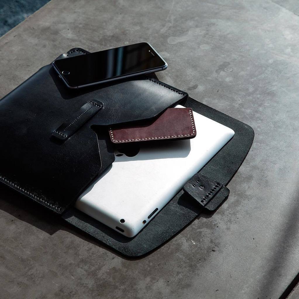 myarmadio's tweet photo. Craftsmanship embraces technology. Carteína iPad an portfolio case by #raixe #handcrafed #… https://t.co/GBhfeBDbCJ https://t.co/qB40GsFBlB