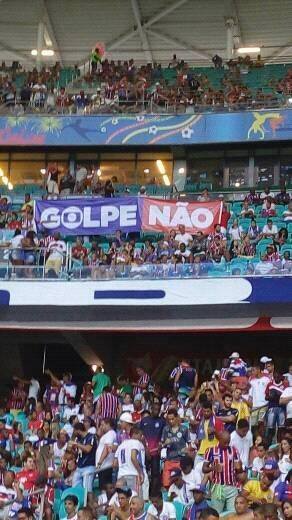 MidiaNINJA's tweet photo. Torcida do Bahia também mandou o recado! 
#RedeGolpeDeTelevisao
#TemerJamais https://t.co/Xfw2fK5UVB