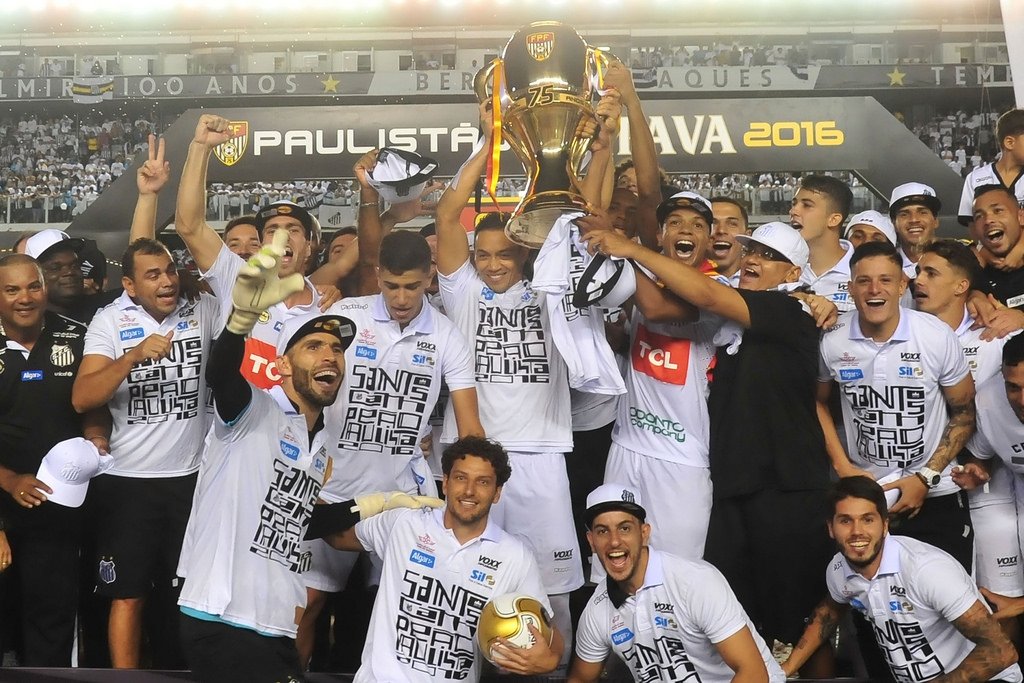 SantosFC's tweet photo. Pode secar, essa taça aqui é nossa! 🏆 #CampeãoDeNovo https://t.co/XtWiXt1fV8