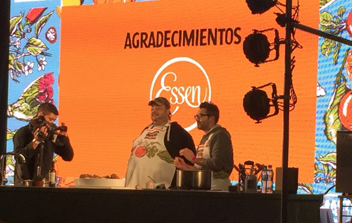 EssenOficial's tweet photo. Acompañando a @juanbraceli y @cabitodemiedo ¡Riquísimo todo en @FeriaMasticar ! #Masticar2016 #CocinarRicoHaceBien https://t.co/jcaL1Mgvgz