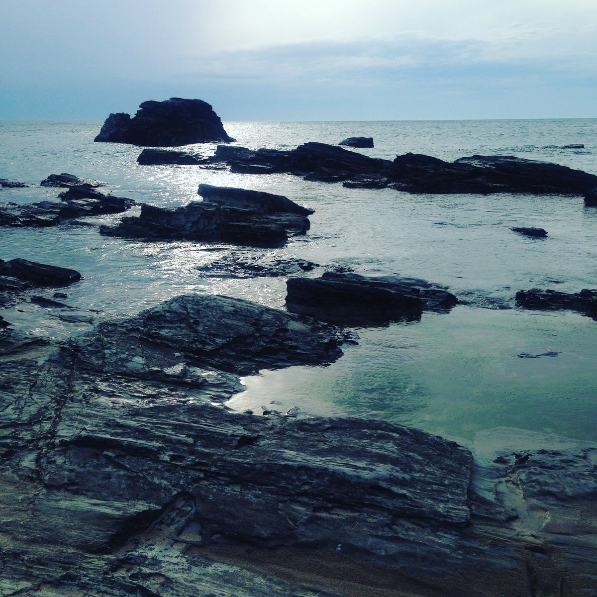 jaynesnowuk's tweet photo. Breath taking! #memories #inspired #clearwater #ocean #slaterocks #contrast #uk #cornwall #amazing #openyoureyes https://t.co/vvNFCYIvqL
