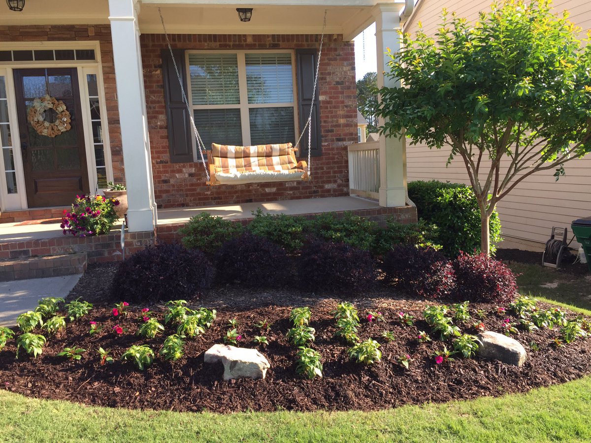 chrisclarke41's tweet photo. I woke up wanting to lift the #Jeep. Ashley wanted to work in the yard. Our flower beds turned out great. 😂🚫🌺 https://t.co/hiLzdynt83