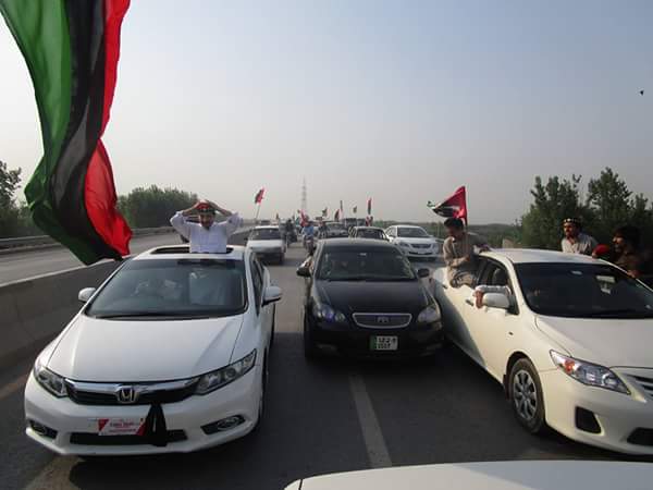 MShirazjaved's tweet photo. Power show in @PPPkpkpk8 PPPKP @MHamayunKhan leading rally of thousands cars &amp; bikes Peshwar louds with jeayBhutto https://t.co/4wrtj2Oe7W