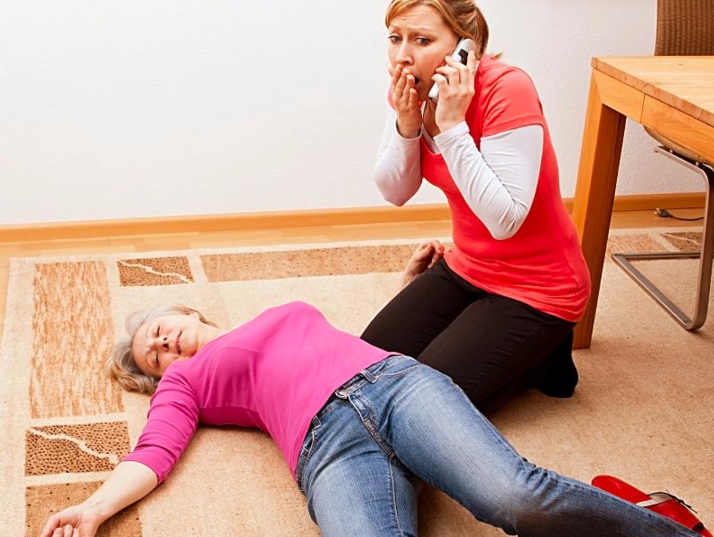 HealthfirstGh's tweet photo. Imagine your Mother having a cardiac arrest.Do you know what to do? #learnCPRToday #Healthfirstgh happy #MothersDay https://t.co/tvgBJY6ISD