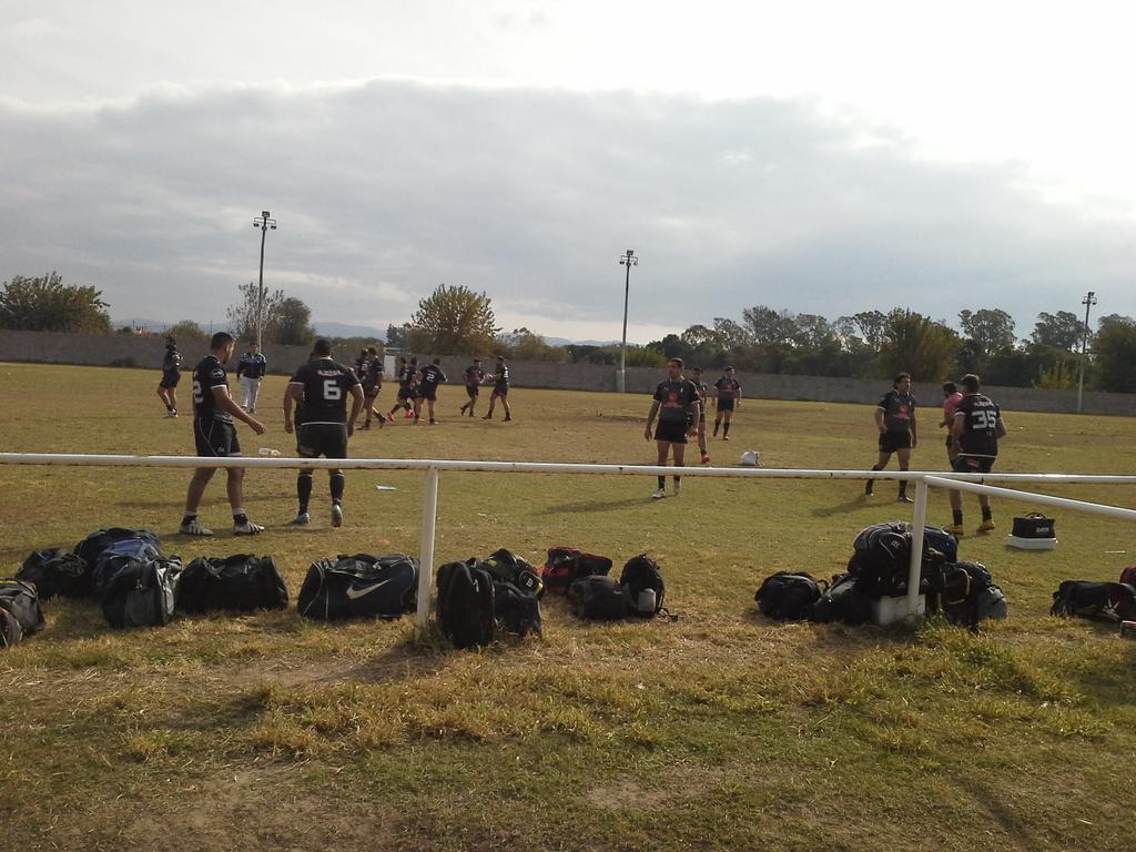 RugbyFull's tweet photo. Hurones de Valle Viejo calientan antes de la semi  con @sanmartinrugbyc  #TorneoIntegración https://t.co/Lw4RNjqK6x