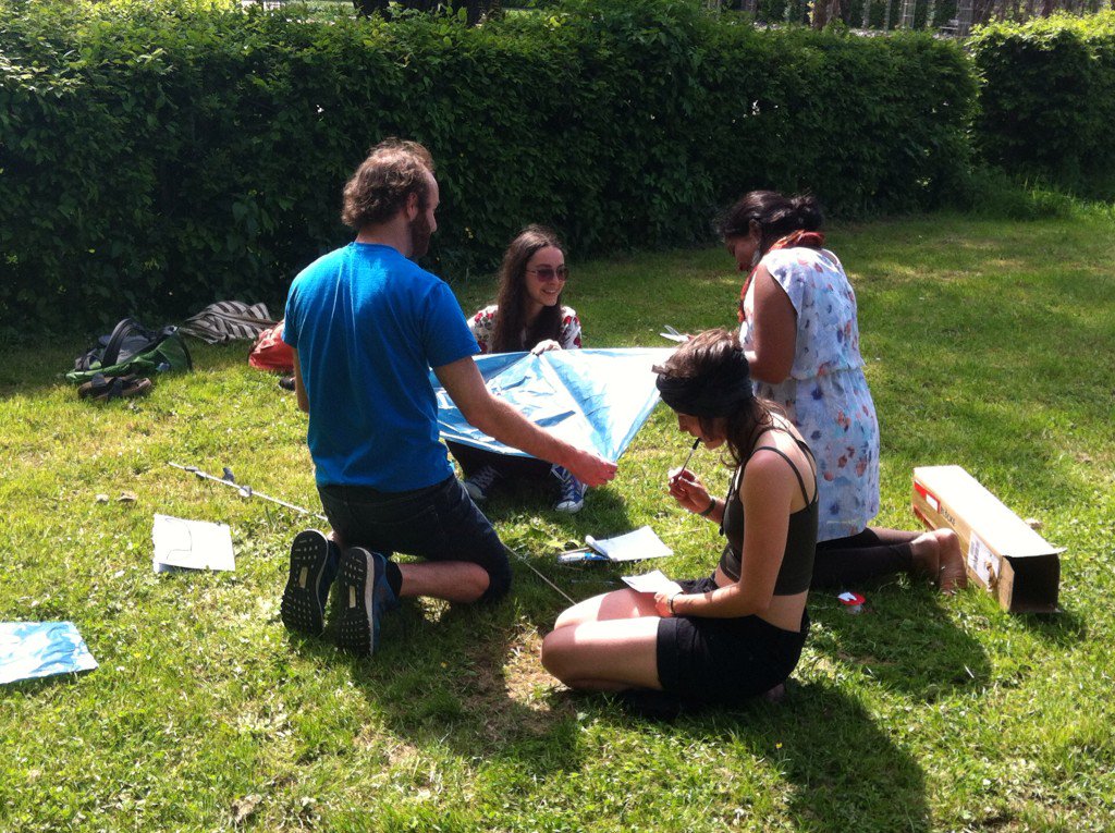 anthroclassroom's tweet photo. Building kites and thinking hard about it at our #ethnosymposium16 workshop. https://t.co/JX3tRkmdnH
