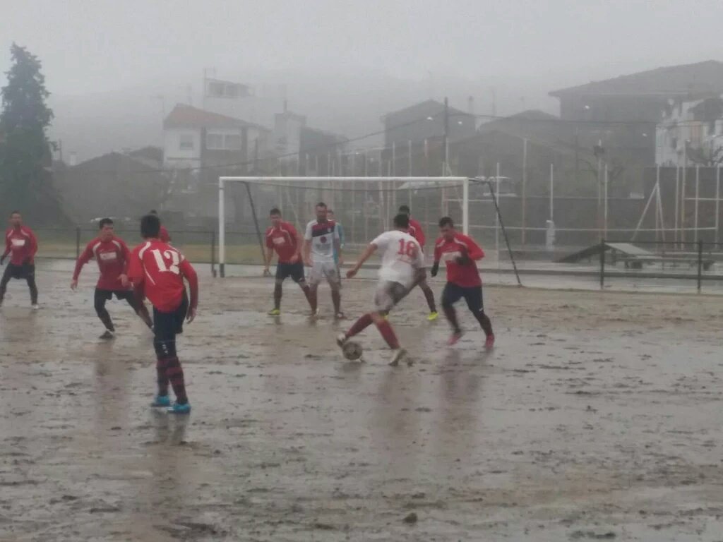 Esto es pasión. Así se está jugando el <a href="/PIORNALCF/">C.F PIORNAL</a>—Pueblonuevo B. ¡Viva el fútbol modesto! Foto: <a href="/AtcoPueblonuevo/">Atlético Pueblonuevo</a>.