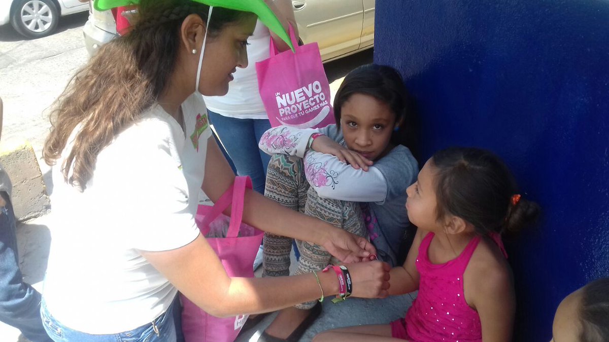 karlaSolisluna's tweet photo. #Al100 Las Familias Con @EVillegasV @manuelherrera1 @erikayanel @Marisol_rosso . 
@cinthyaleyva18 @Montsefelix1 https://t.co/BBi9YeuLyd