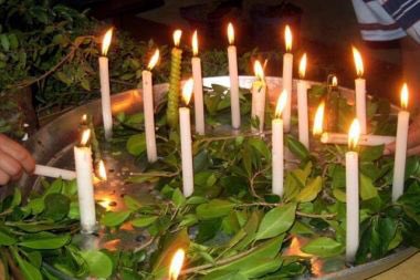 تزين (صينية) كبيرة بالاس والشموع ووضع كؤوس من السكر واللبن والحلويات واعداد نوع من الحلوى الشعبية الخاصة بالمناسبة