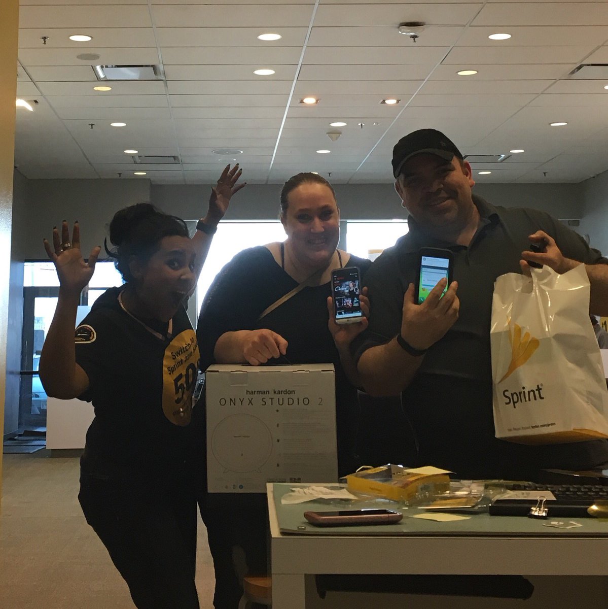 ScottTheBAM's tweet photo. #WorldClassService with #LGG5s@ @Rose_Zilla_212!  @MarkWaschbusch @DCalzone77 @TeamTNT @SellWithLG #Central4MN https://t.co/aen7KnLwLt