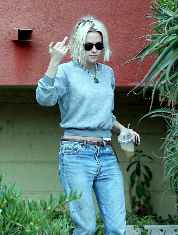 KstewSlay's tweet photo. Queen of Cannes! Kristen Stewart! https://t.co/g9VhNFrwb5