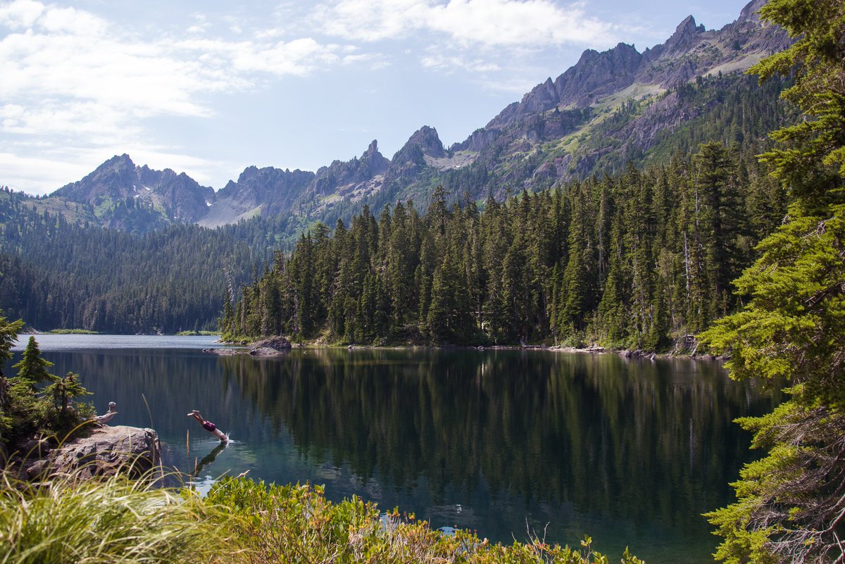 ThePassLife's tweet photo. Snowmelt replenishes our lakes to their full glory. #lakelife #getoutside #thepasslife [P: @benlindbloomphotography] https://t.co/niXUTi87Cg