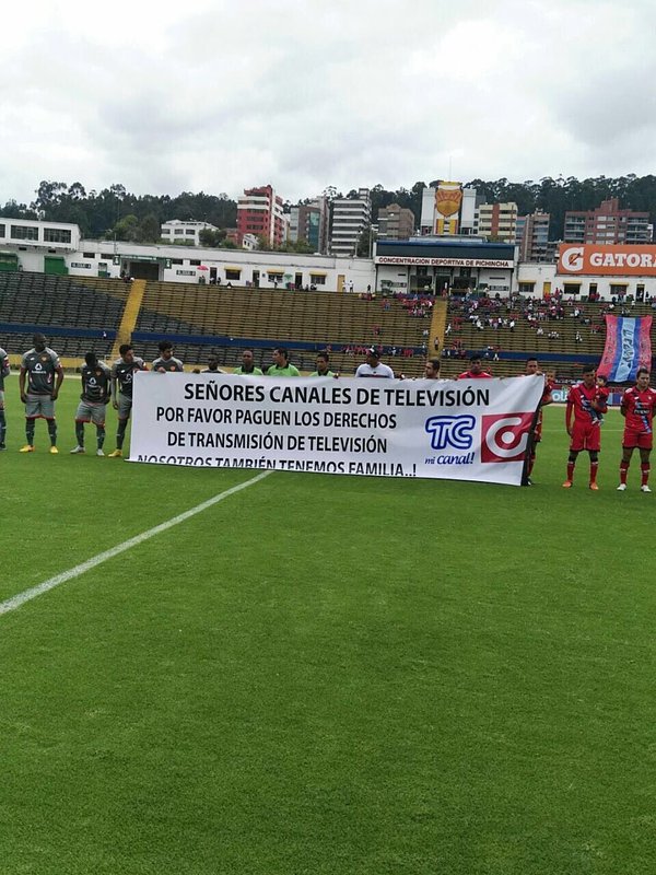 eluniversocom's tweet photo. Canales del Estado le deben casi $ 7 millones a los clubes por transmisión del fútbol ► https://t.co/8ukITCgcdH https://t.co/9AsNt3NFJk