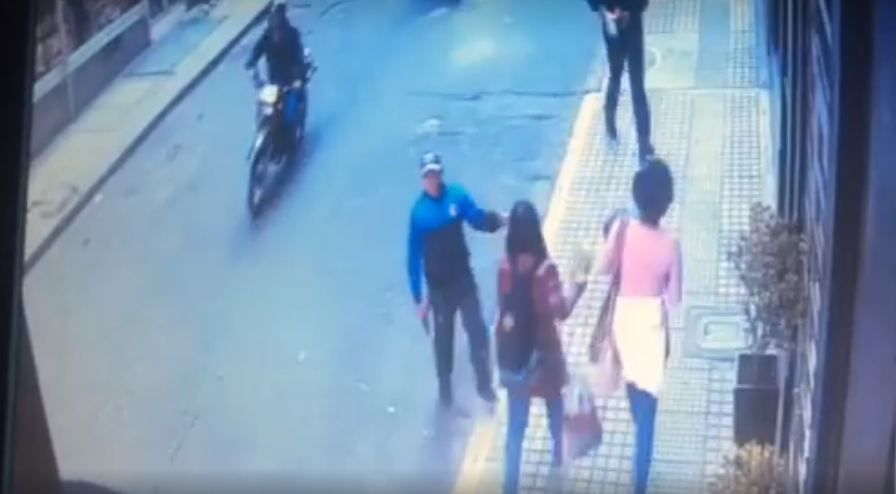 BluRadioCo's tweet photo. #VIDEO Millonario robo de esmeraldas en el centro de Bogotá  https://t.co/2M66X4k1yJ https://t.co/WISt6l4rmT