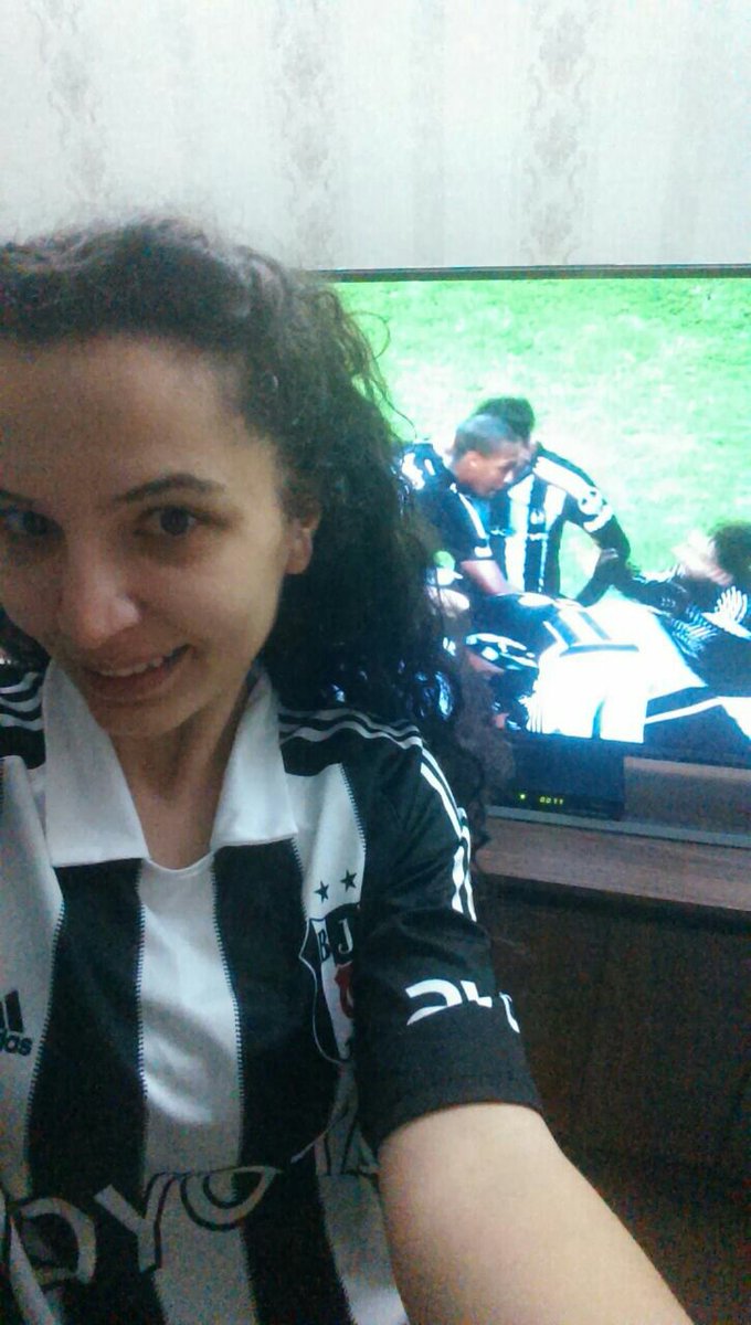 AbaOzlem's tweet photo. #beyazfutboluizlerken gol sevinciiiii https://t.co/FG8UPSosod