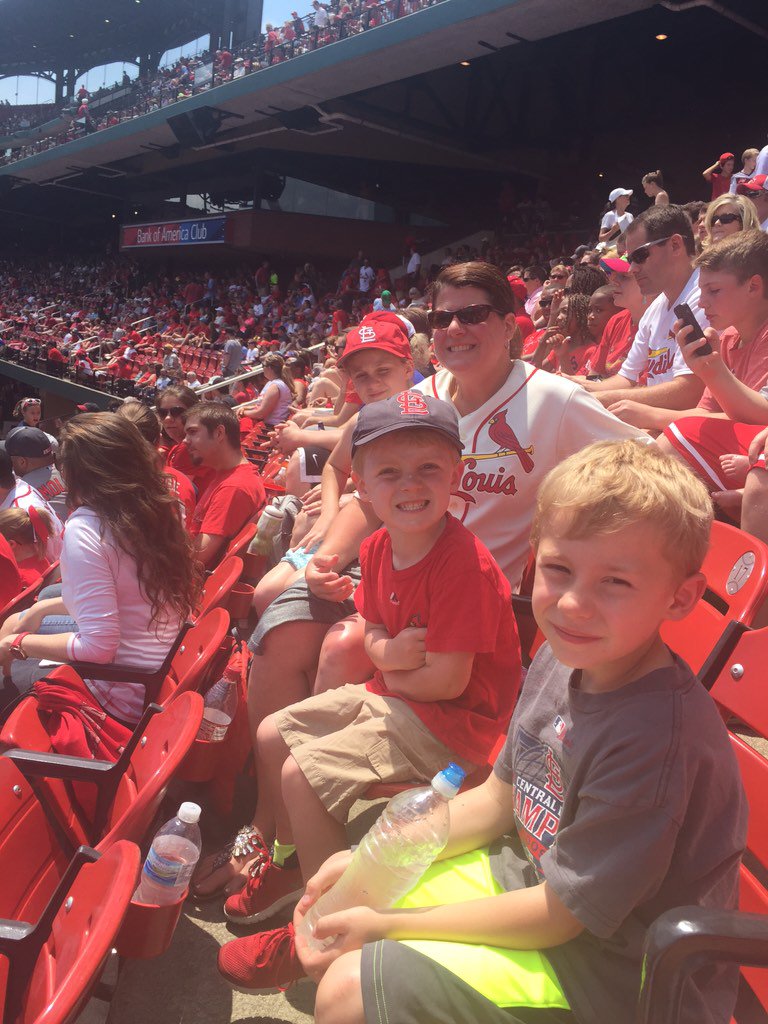 mgiunta2's tweet photo. Happy Mom's Day. Go Cards! https://t.co/MHs9LeKsHe