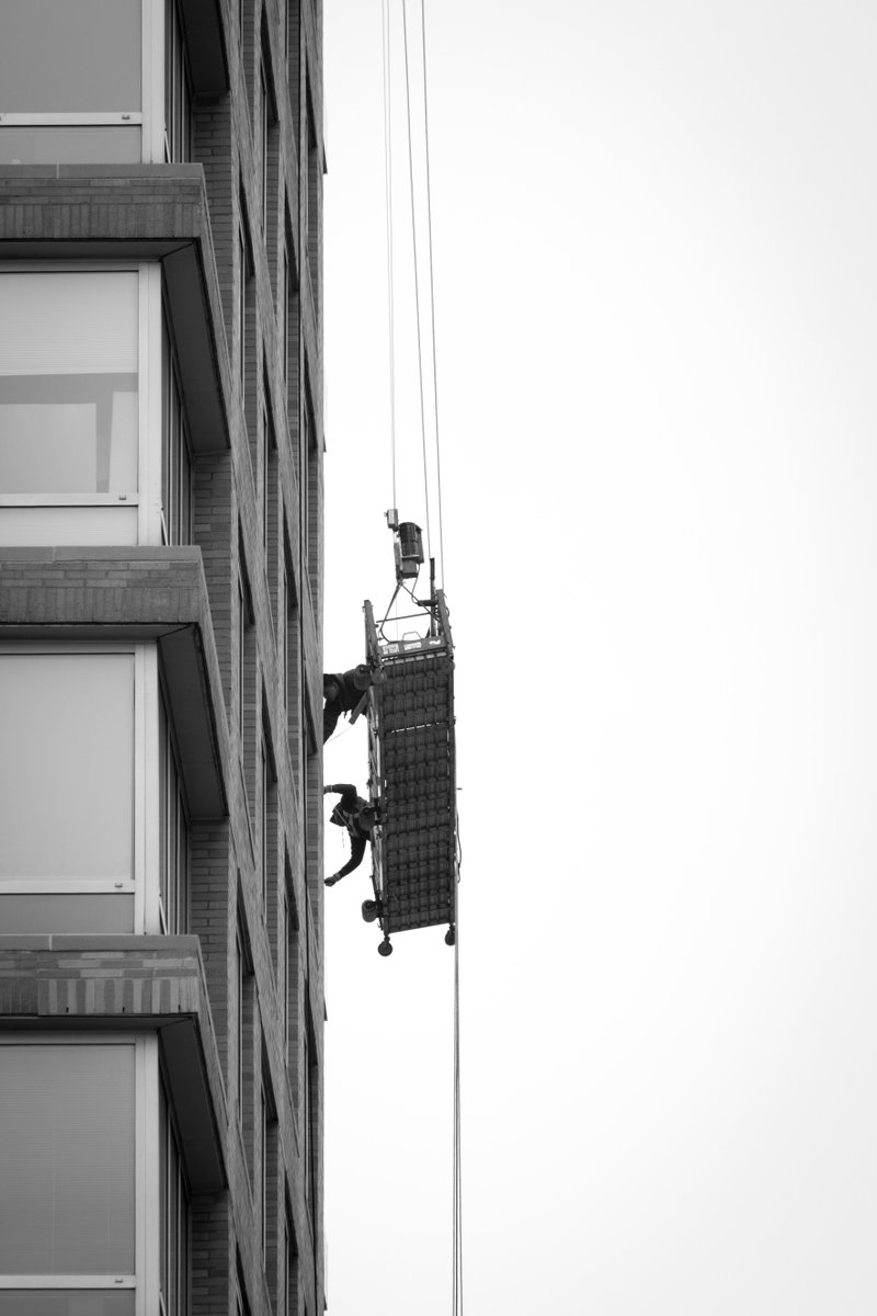 fumierecedric's tweet photo. Not All Jobs Are The Same -  (New York, US, 2016) #AUnFil #Equilibrists #SkyScrapersJobs #WindowCleaning https://t.co/wZvRcRUAzm