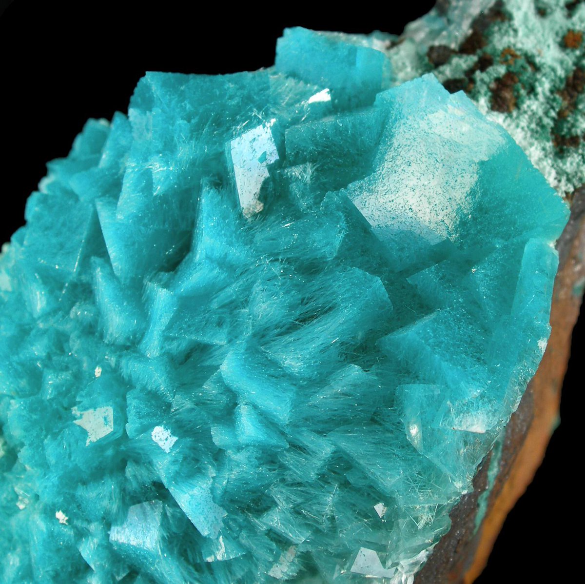 флюорит камень. максис аквамарин камень. медный купорос минерал. плавиковый шпат. голубой аквамарин.