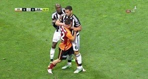 Kavanoz kapagini acmaya calisirken ben...

Tosic, Emre, Besiktas