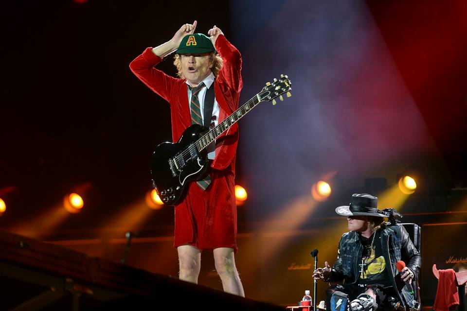 Crónica de #ACDClisboa: Angus Young y Axl Rose se salen con la suya cort.as/fIZD #AXLDC Martes en Sevilla