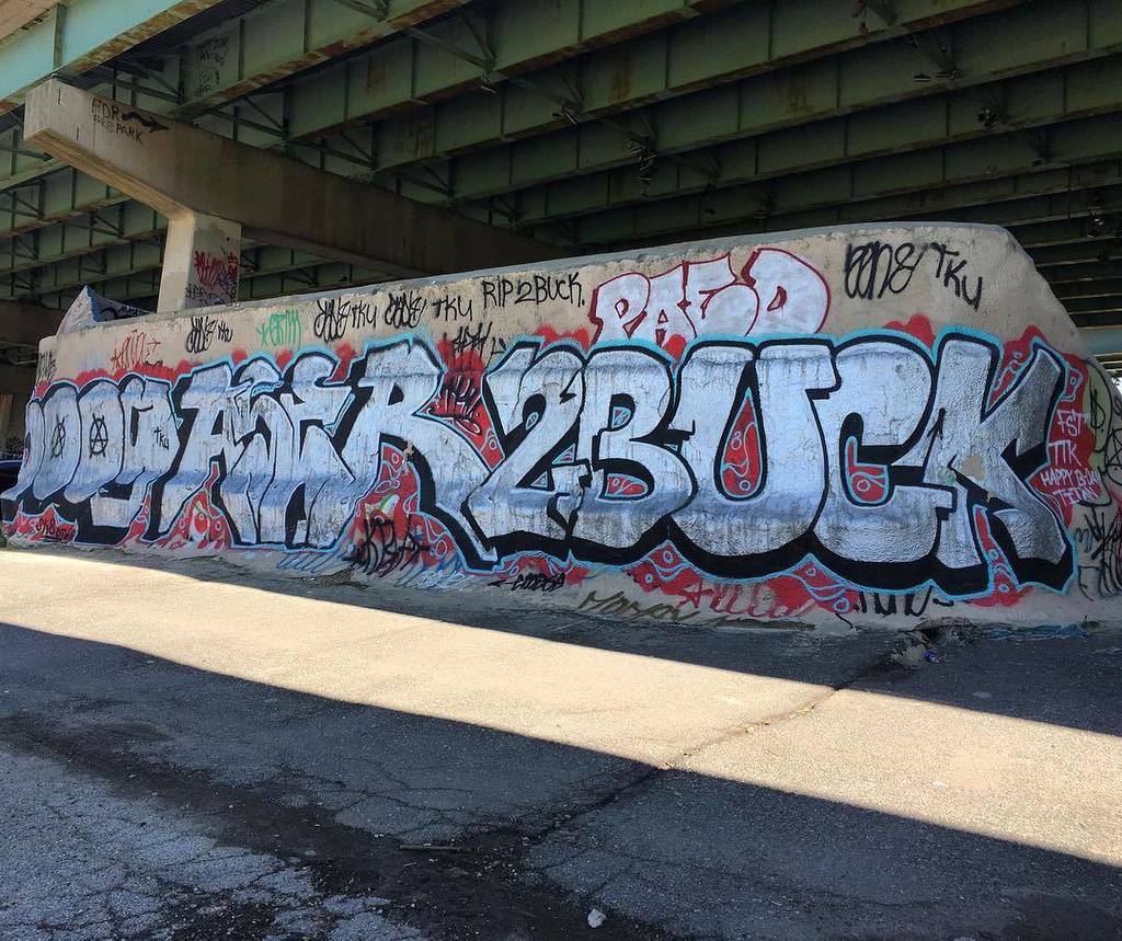 BrujaMaracc's tweet photo. #2BUCK #RIP2BUCK #PHILLYGRAFFITI #GRAFFITI #FDRSKATEPARK #PHILLY #PA by g0ldil0xx https://t.co/MrsiBxg0i4