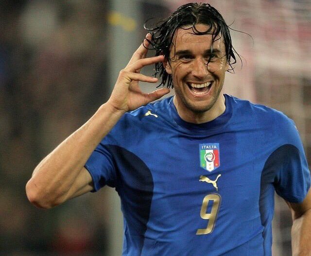 Francesco_Twee's tweet photo. Un altro campione che lascia il calcio ⚽️ grandissimo Luca ⚽️ #ToniDay #bomber @RetwittoIT @EgonReTweet #onoreate https://t.co/zKGl4RRT7t