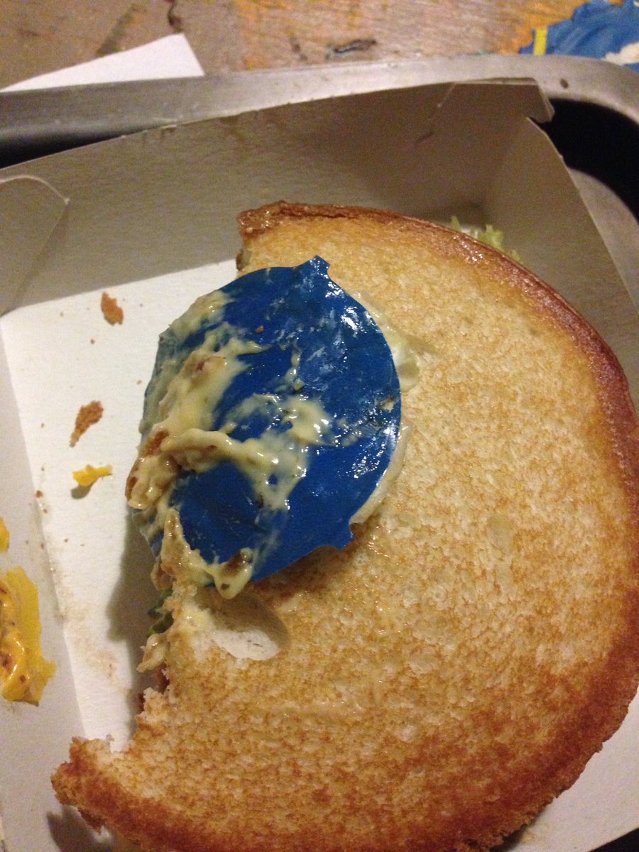 Javeldose's tweet photo. @McDonaldsFran, tu as un peu merdé ce soir :/ je ne te remercie pas pour l'ingrédient mystère. https://t.co/ZcNp4doXxB
