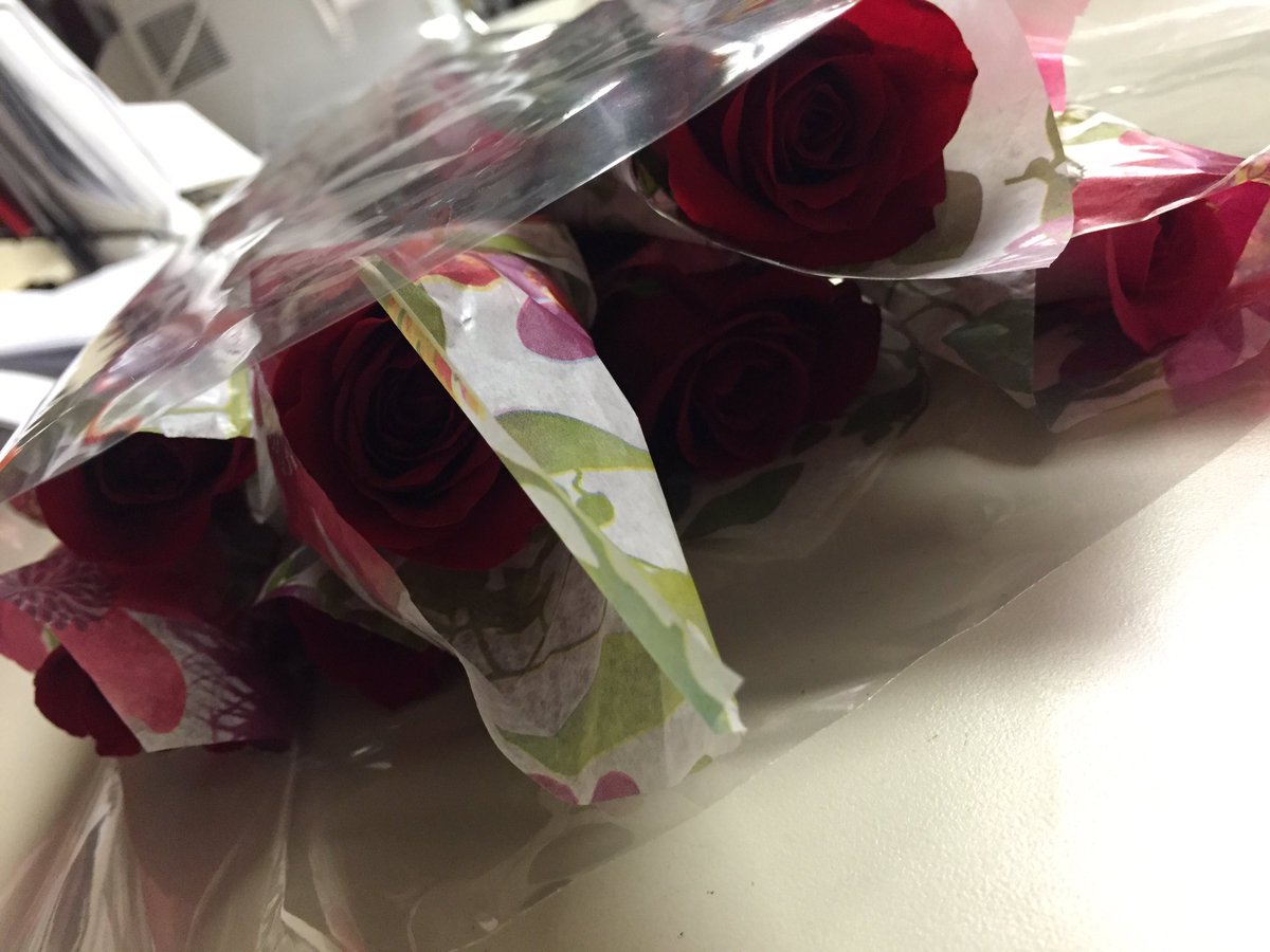 JULIE_ROdoubleL's tweet photo. Cupcakes, roses &amp; handmade bookmarks (by @2nJennifer) for all our hardworking moms @NEToledoTHD!! 🍰🌹🎀 https://t.co/nSU3bKS4JG