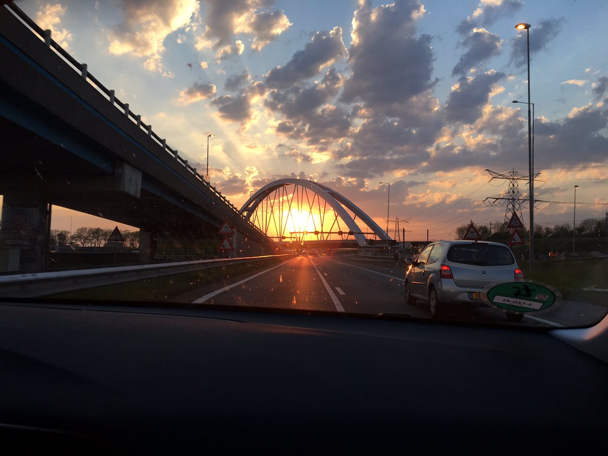 eshoefsloot's tweet photo. @ProRail Onderweg gisteren richting Ziggo Dome kwamen we dit mooie plaatje tegen: https://t.co/eYTGbnhPP6
