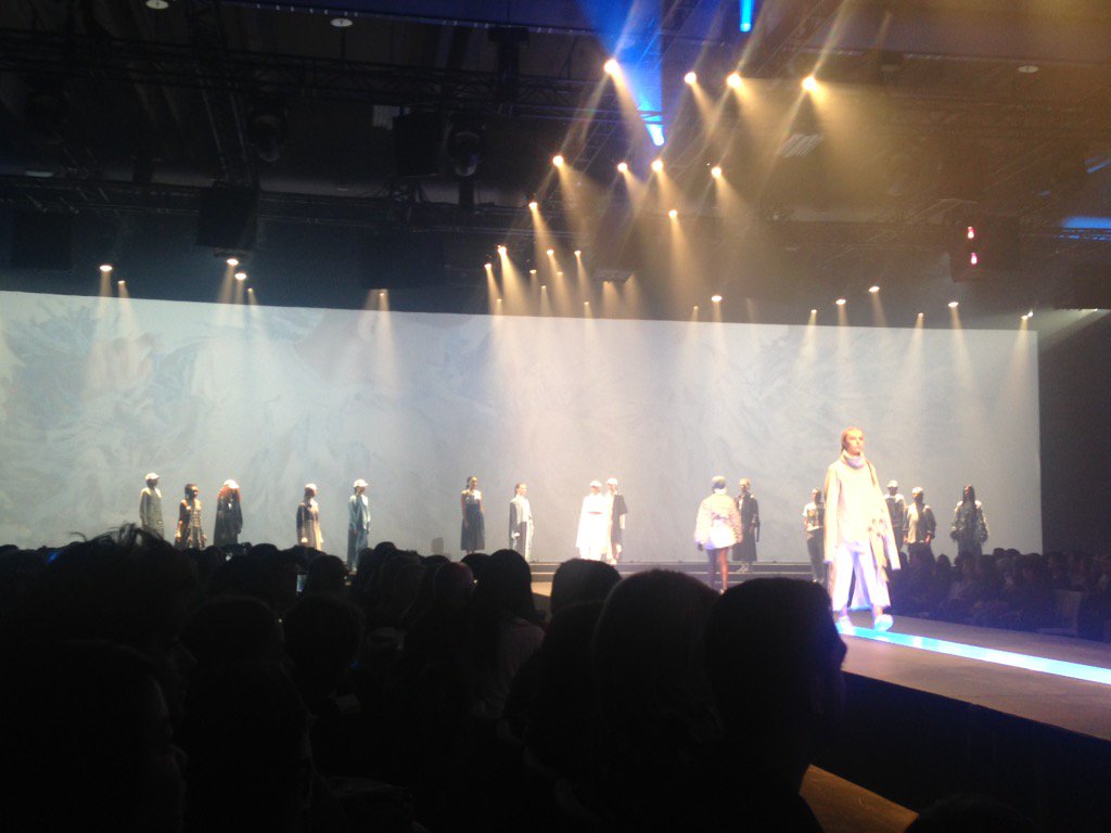 LaSalleCollege's tweet photo. Le Projet Commande des finissants en design de mode : le denim à l'honneur. #Signature2016 https://t.co/uVfB1vThYm