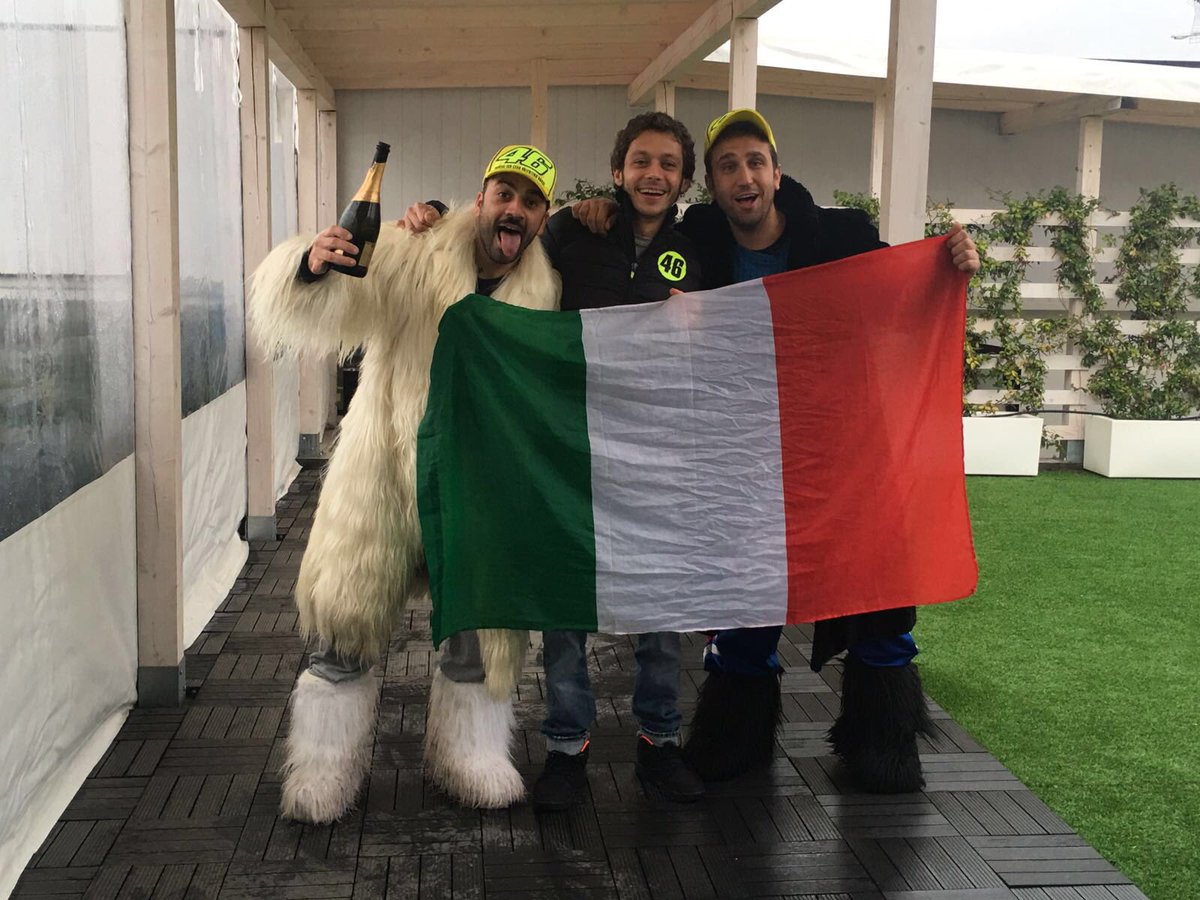 ValeYellow46's tweet photo. Stasera Italia1 ore 23.35 
Emigratis!!!
#emigratis @pioeamedeo83 @piodantini @amedeogrieco https://t.co/2BJfpQvSNn