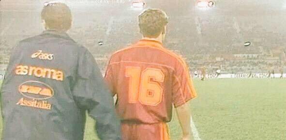 pyfolefidif's tweet photo. Самый первый и самый шестисотый матчи Тотти в футболке Ромы! #Totti600 https://t.co/O3PsdXwezv