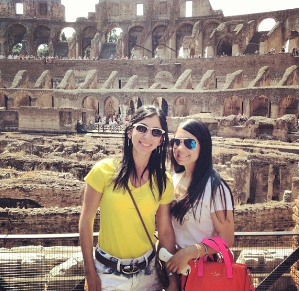 Dyingsoftly26's tweet photo. #colosseo #FontanaDiTrevi #italy la Sister, la mami y el cuñado 💙 https://t.co/ripSWgkByX
