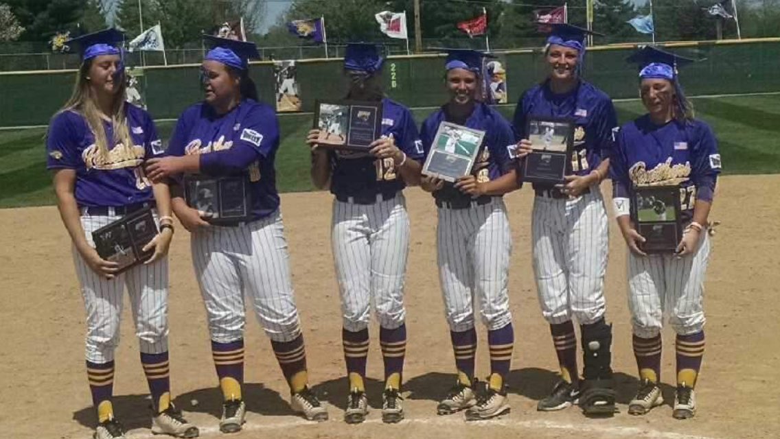 BaileyLange27's tweet photo. They're seniors I promise. I don't know what I'm going to do without these dorks next year 💜💛 https://t.co/gVYhy9jghH