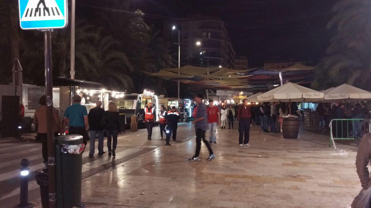 FranReloaded's tweet photo. 1er mercado #gastronómico de #foodtrucks #ElxStreetFoodMarket Estuvo bien espero hayan mas ediciones #Elche https://t.co/VK4msuZNR4