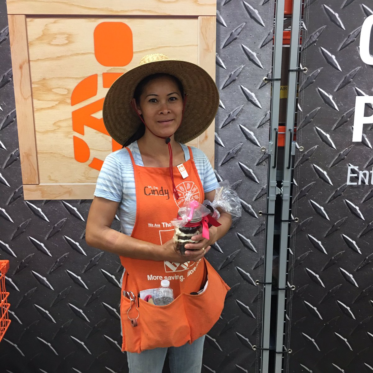ShirelleHD3603's tweet photo. Mother Day Celebration continues featuring #D28s very own Cindy working hard ! #weLOVEourHDmoms 💚 #thankyou https://t.co/CYY588FlUj
