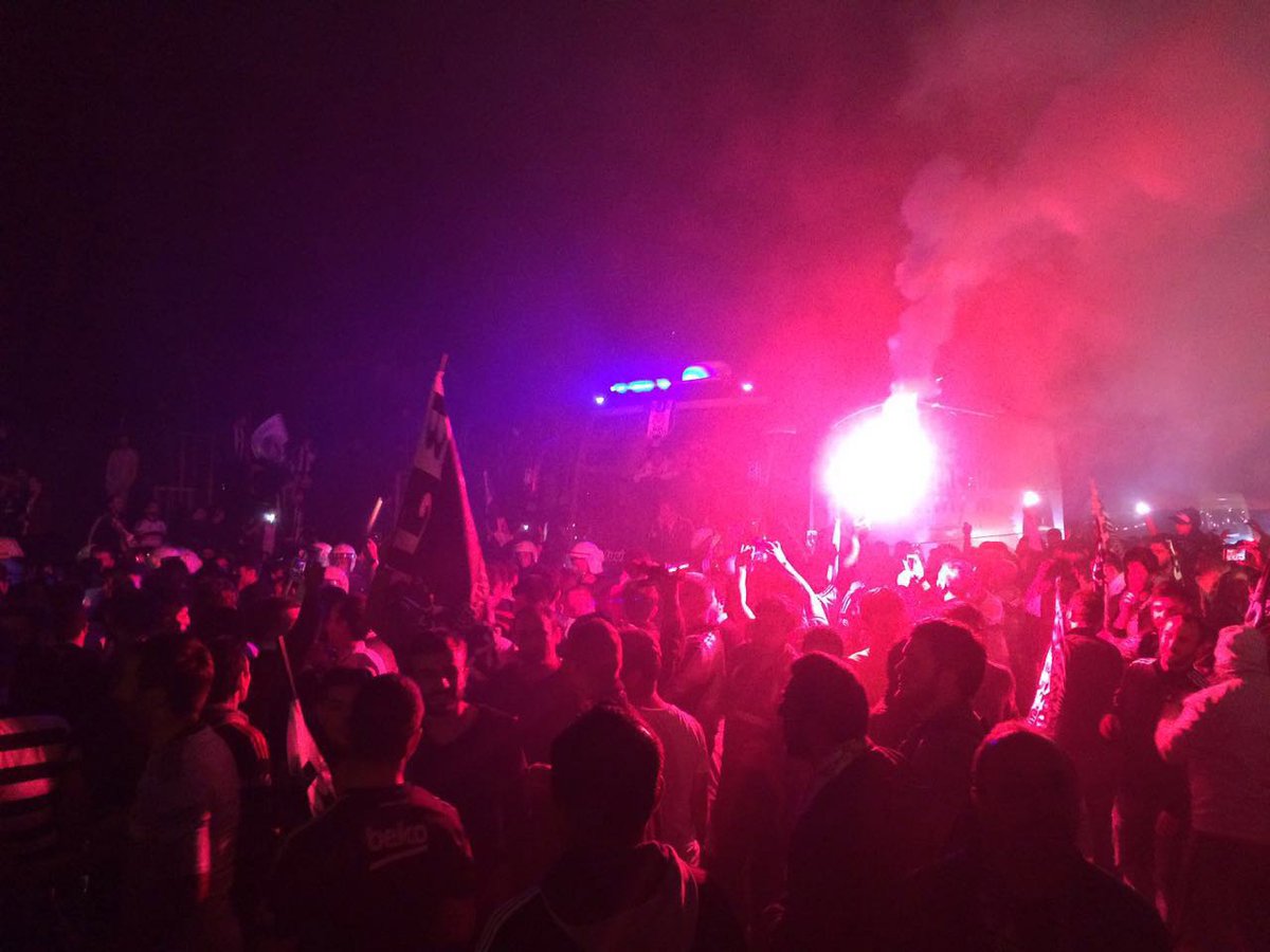 Meşaleler yakarak geceyi aydınlatan binlerce Beşiktaşlı, takımımıza sevgi tezahüratlarında bulundu.
Lider #Beşiktaş