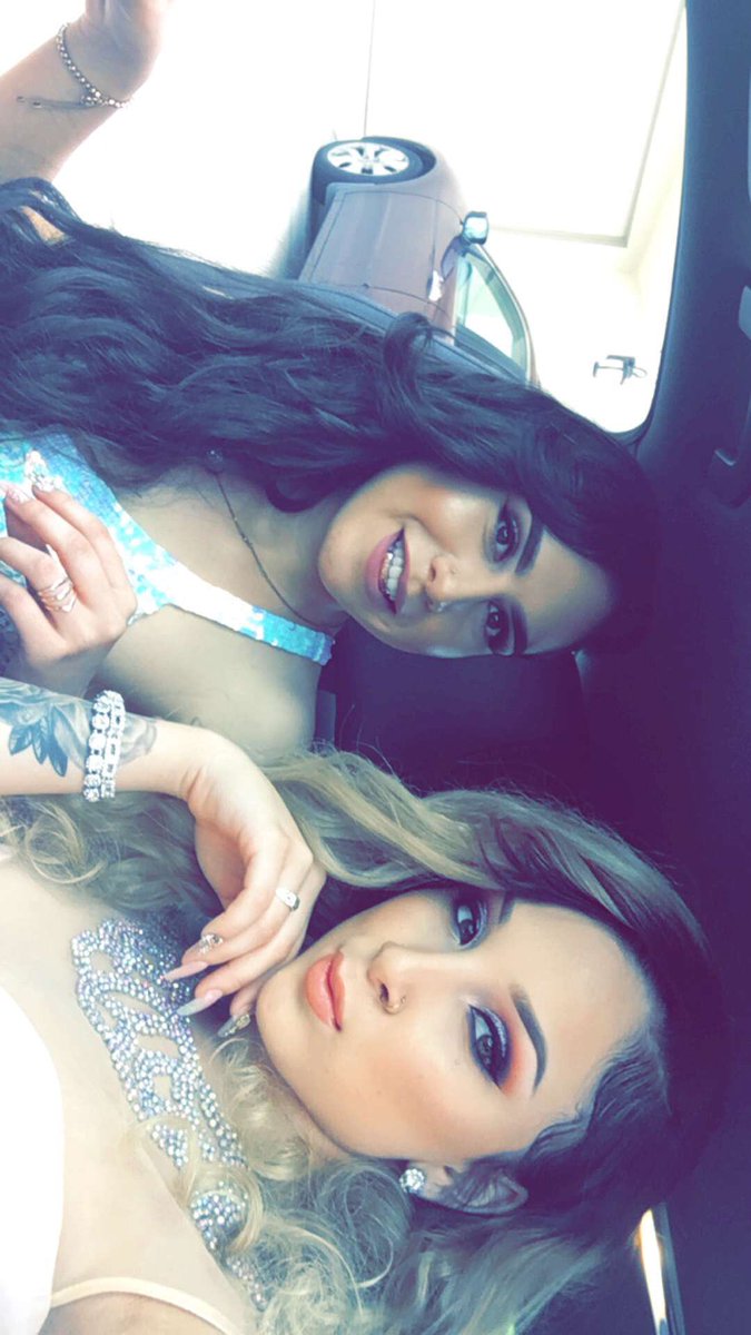 bossladynessaa's tweet photo. #Prom2k16 🤑💃🏽✨✨✨✨ https://t.co/zZtCh9xUOS