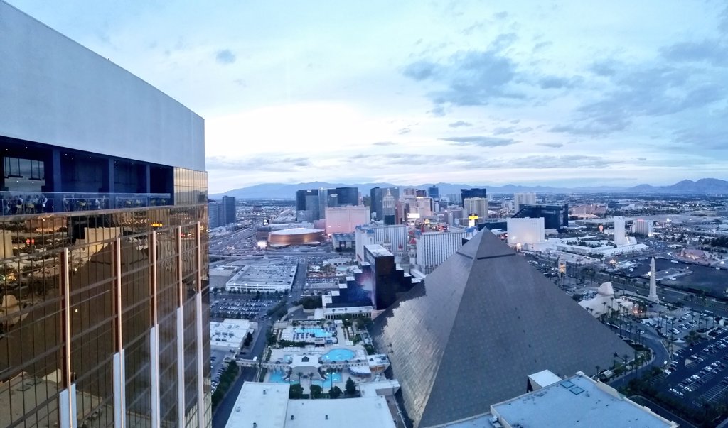 Hey Vegas. Missed you, you foxy minx. #skyfalllounge <a href="/MandalayBay/">Mandalay Bay Resort</a>
