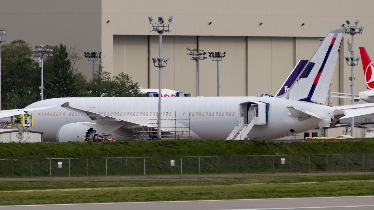 @LATAMAIR CC-BGL was moved to the flight line from 40-51 ramp. @B787fans @PiotrG_