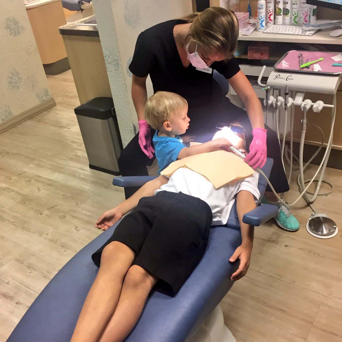 Bmpmagicdocs's tweet image. Little brother Madden assisting Miss Chelsea clean big brothers teeth😍 #assistantsinthemaking #welovehelpers