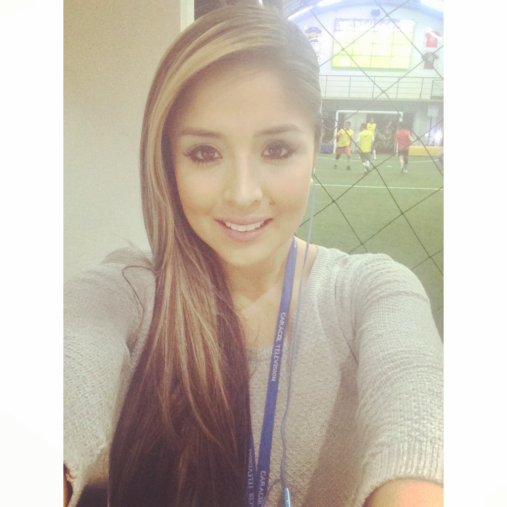 CataVargas93's tweet photo. Un buen plan? Partidito de fútbol 5 en las canchas de @indoorfv @BLUDeportes  quien se pega? #ElCamerino https://t.co/tvDEkQUrwh