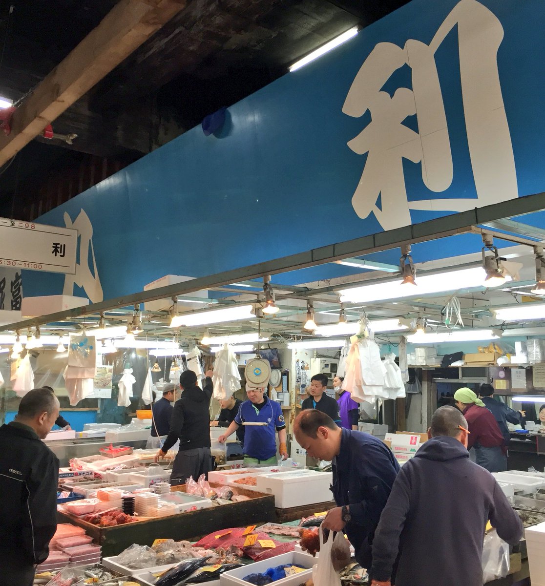 追記あり 豊洲市場で排水口が詰まったと報告したのは 丸利 まるとし さんと自己紹介 朝日新聞も アナゴ一筋５０年 休市日も世話 名人と青年の築地移転 朝日新聞デジタル という記事で紹介 2ページ目 Togetter