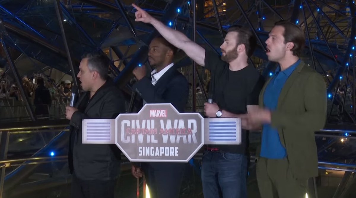 Cinemex's tweet photo. 😱😱😱 #TeamCap le responde a #TeamIronMan iluminando el cielo de Singapur 😱😱😱

Toda la info→ https://t.co/wnzNnIG8Pv https://t.co/5N9Q5kXEH9