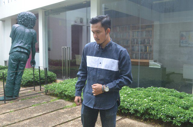 Available tweede shirt, We used handwoven fabric. 100% cotton 5oz with orange selvedge
#darahkubiru #indigodyed