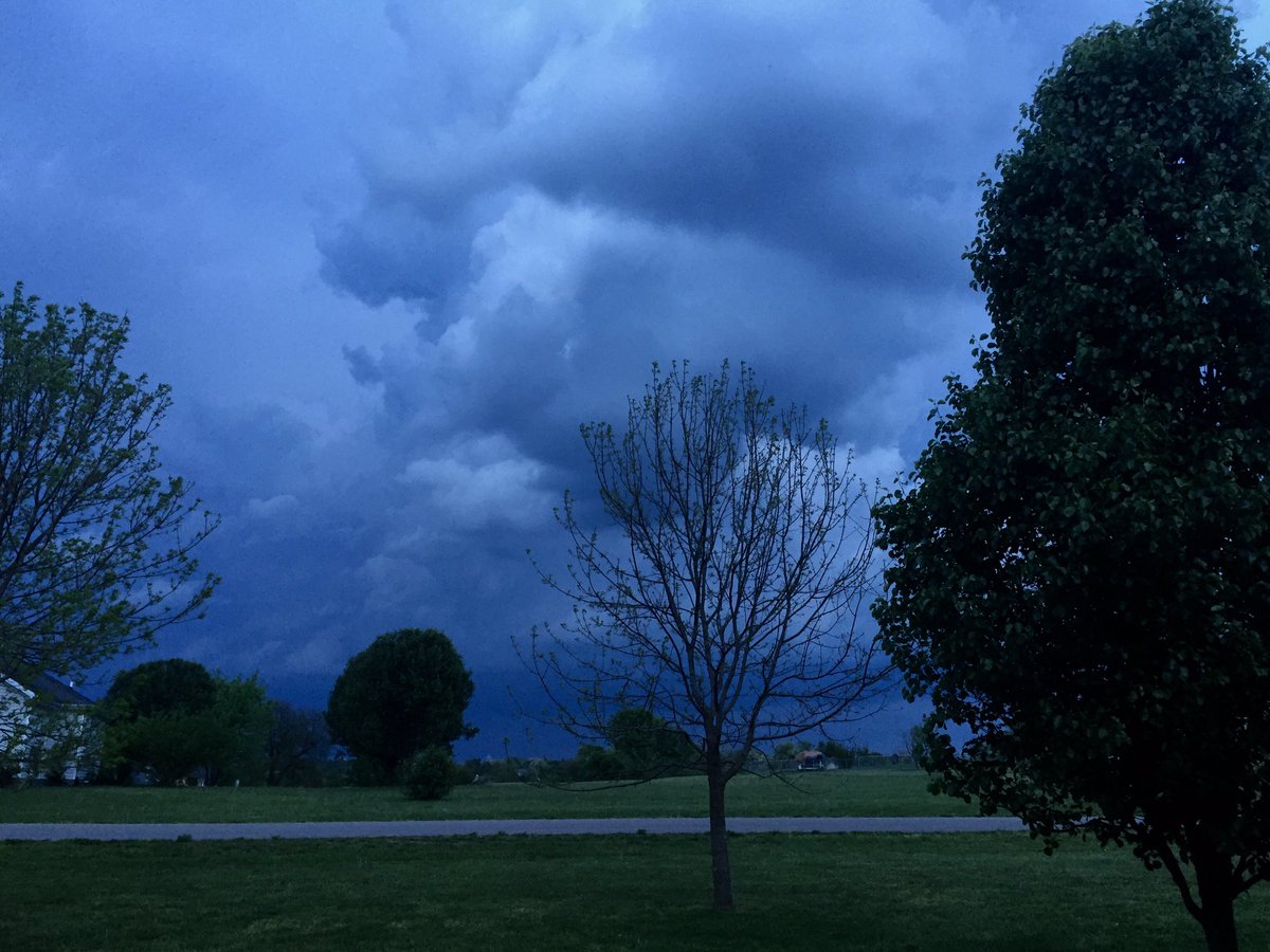heartabrasions's tweet photo. No photoshop needed. The calm before the storm. @Kentuckyweather https://t.co/CXtbdAo2HT