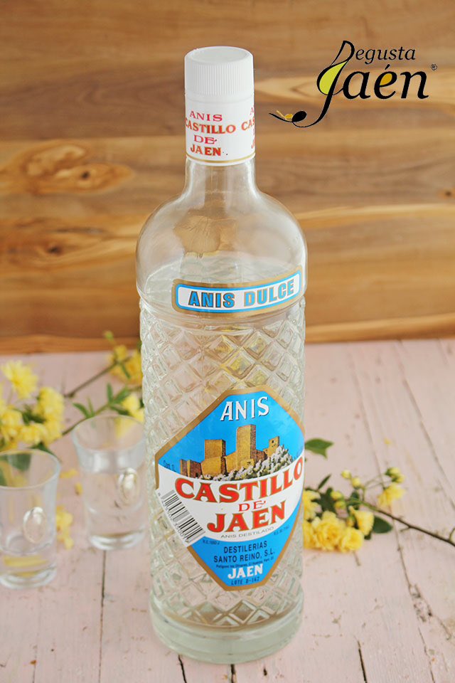 USAVsJaen's tweet photo. USA's Jack Daniels VS Jaen Anis El Castillo de Jaen https://t.co/TIydI0Ee2S